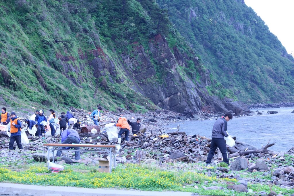 限界集落の海岸に集結！漂着ごみを一掃するエコジオプロジェクト