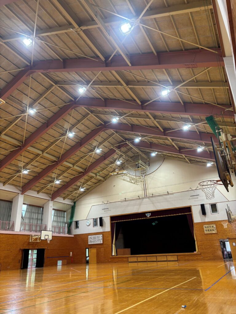 学校施設のＬＥＤ化を計画的に行なっています。